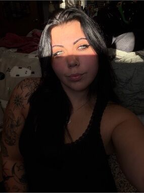 Hi! I’m Chloe! 🖤